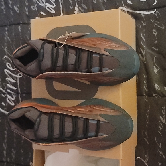 Yeezy 700 V3 - Picture 2 of 5